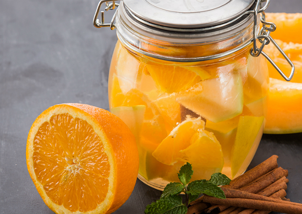 ÁGUA COM LARANJA, GENGIBRE E CANELA