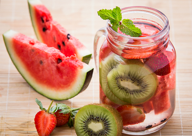 ÁGUA DE COCO COM MORANGO, KIWI E MELANCIA